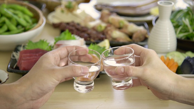 用日本清酒、米酒、玻璃杯祝酒视频下载