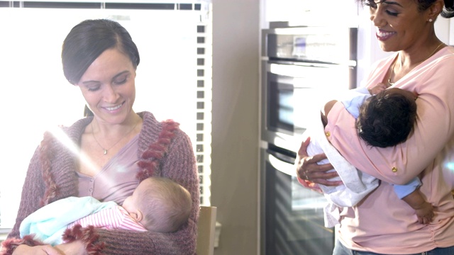 两个母亲和婴儿，母乳喂养视频素材