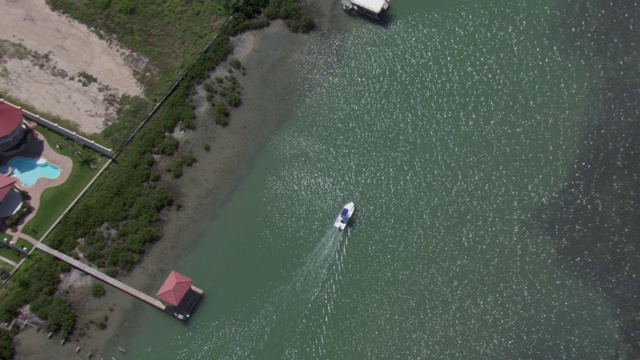 缩小镜头的摩托艇移动在海上，德克萨斯州，美国视频素材