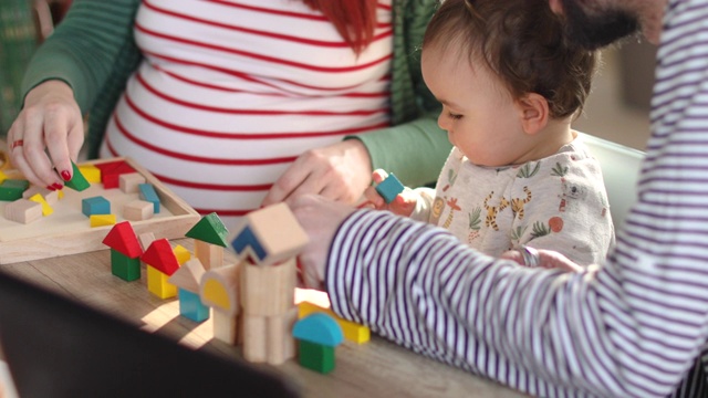 现代的父母用五颜六色的玩具砖来培养孩子的早期创造能力视频素材