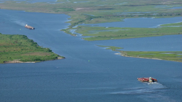 工业驳船在海上移动的鸟瞰图，德克萨斯州，美国视频素材