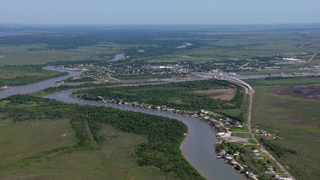 鸟瞰图蜿蜒的河流与城镇在德克萨斯州，美国视频素材