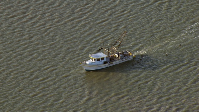 拖网渔船在海上移动的鸟瞰图，德克萨斯州，美国视频素材