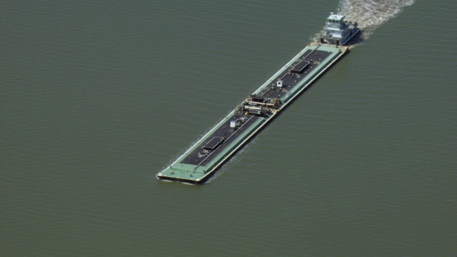 驳船在海上移动的鸟瞰图，德克萨斯，美国视频素材