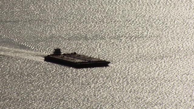 在日落时驳船在海上移动的鸟瞰图，德克萨斯，美利坚合众国视频素材