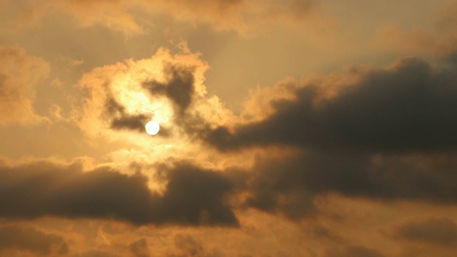 时间流逝云遮住了太阳。视频素材