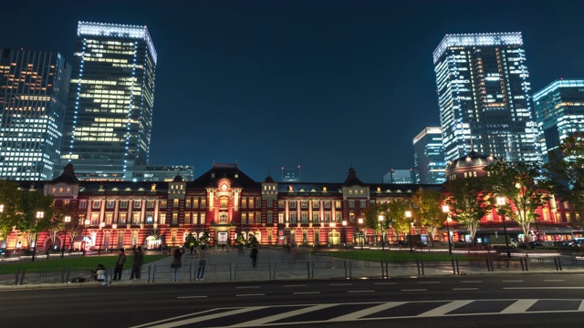 4K延时:在东京火车站附近，高峰时段，行人旅游人群和汽车交通的夜景缩小视频素材