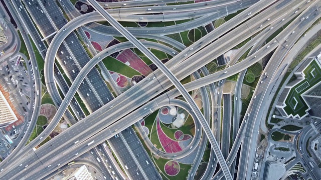 城市交通系统俯视图/迪拜，阿联酋视频素材