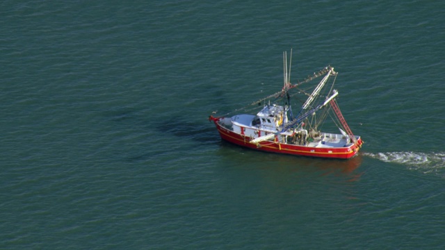 缩小镜头捕鱼拖网渔船移动在蓝色的海，德克萨斯州，美国视频素材