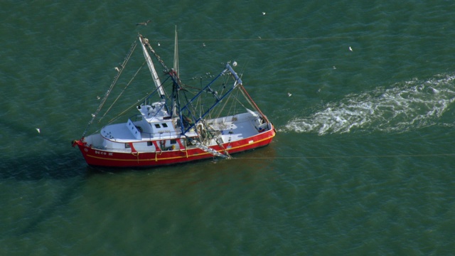 拖网渔船在海上移动的鸟瞰图，德克萨斯州，美国视频素材