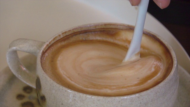 慢动作制作泡沫咖啡视频素材