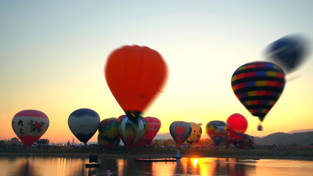日落时的热气球视频素材