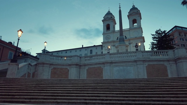 走在意大利罗马的西班牙台阶上视频下载