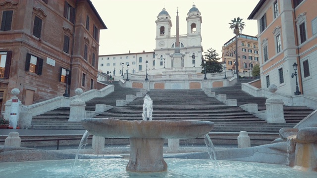 意大利罗马西班牙广场的Baraccia喷泉和西班牙台阶视频下载