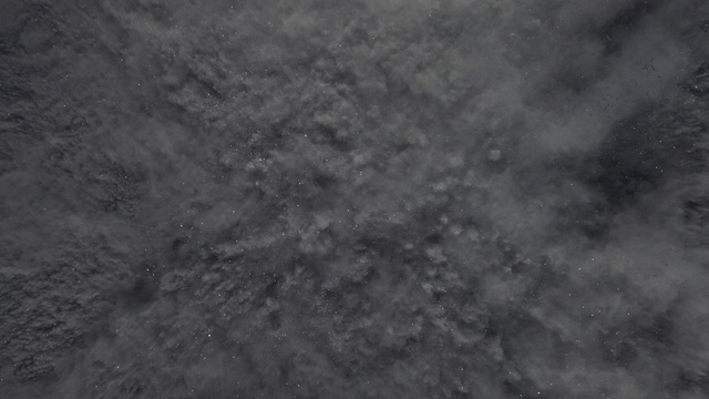 一个表面充满了木炭灰色的粉末喷向相机和跳跃的烟雾纹理近距离和超级慢的动作视频下载