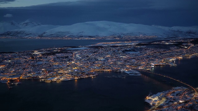 挪威北极特罗姆瑟市傍晚的全景图视频下载