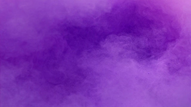 一个充满紫色粉末的表面，被粉红色的灰尘包围着，向相机喷射，在近距离和超慢的动作中形成烟熏的纹理视频素材