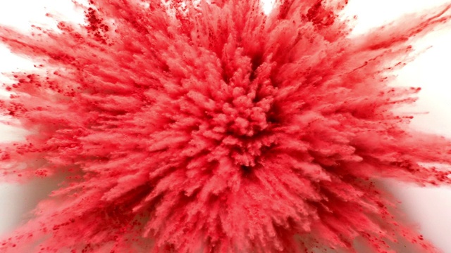红色粉末在特写镜头中向摄影机爆炸，超级慢镜头，白色背景视频下载