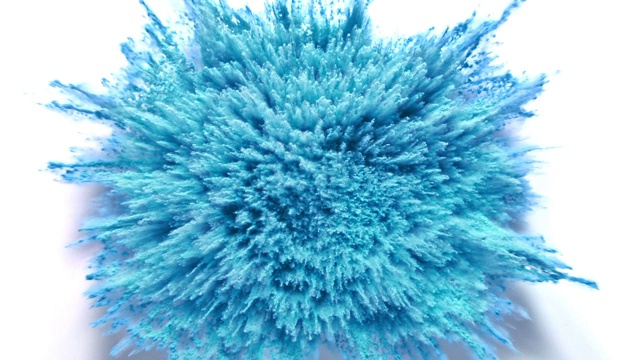 蓝色的粉末在近距离和超级慢镜头中向相机爆炸，白色的背景视频下载