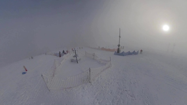 在波兰的山顶上，在迷雾晴朗的一天，在浓雾中滑雪视频素材