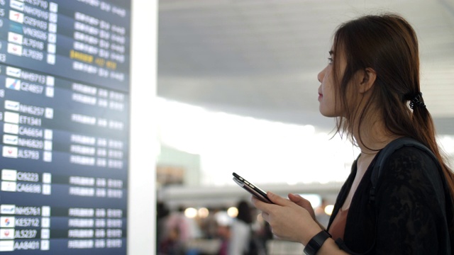 一位女士正在看机场登机牌视频素材