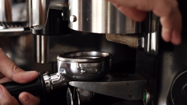 咖啡师把磨碎的咖啡放进门滤器视频素材