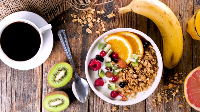 健康的早餐，燕麦片，水果和酸奶视频下载
