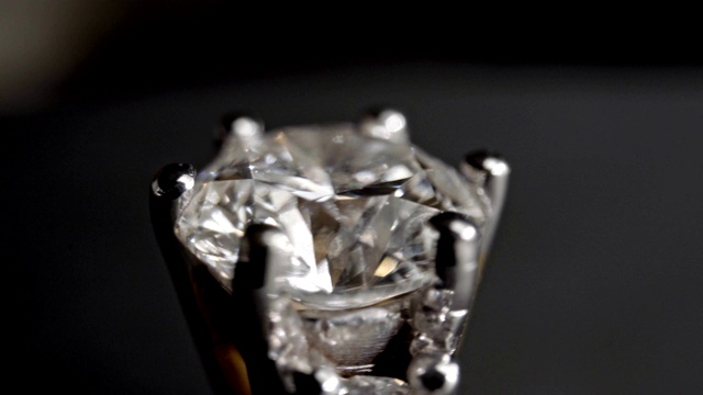 极端详细的钻石戒指近距离拍摄，而旋转在黑暗的背景视频素材