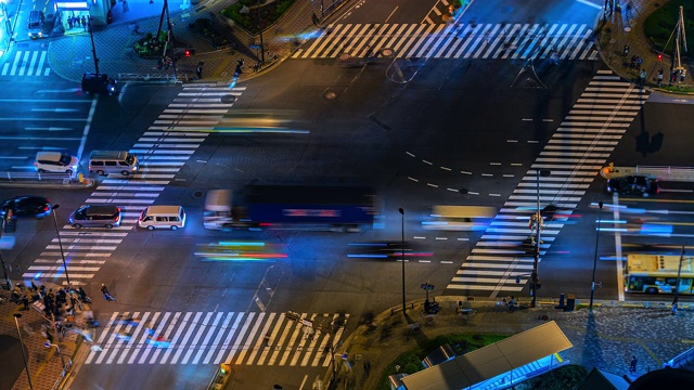 4 k。时间流逝在东京的一个十字路口行人过马路在东京，日本的汽车视频素材
