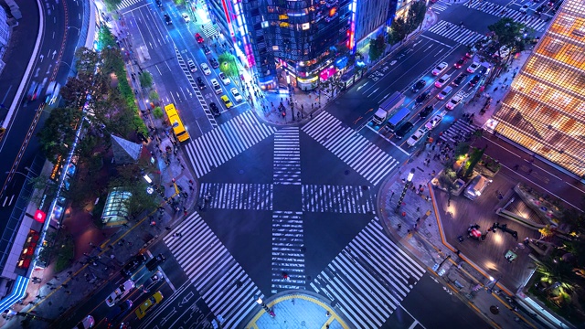 4 k。时光流逝，日本东京银座路十字路口夜晚拥挤的人群和汽车视频素材