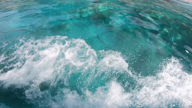 4k特写海浪和泡沫从一个快艇的踪迹视频素材
