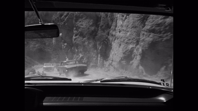 1961年，汽车在山路上行驶的观点视频素材