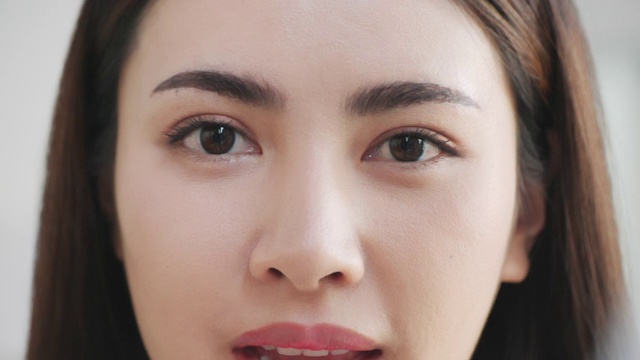 慢镜头:一个嘴唇光滑的女人的肖像。视频素材