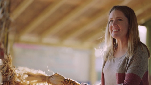 一个女人和她的朋友在农贸市场买农产品视频素材