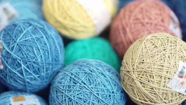 鲜艳的多色毛线用于刺绣和编织。视频下载
