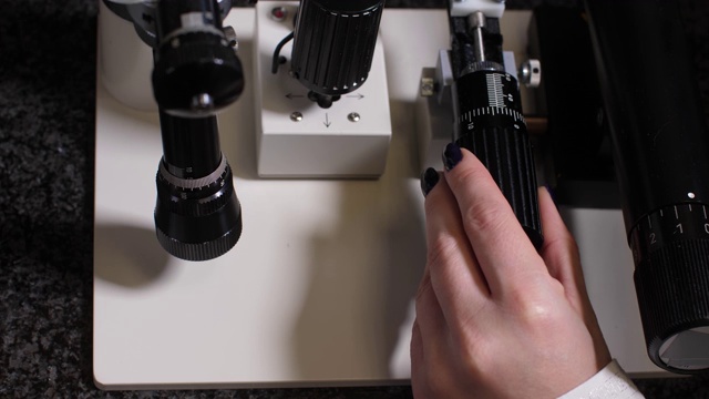 胚胎学家在工作中使用显微镜的手视频素材