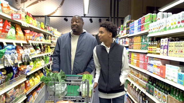 少年和父亲在超市购物视频素材