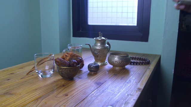 干枣在一个碗和牛奶在木桌上视频下载