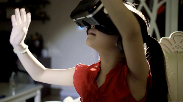 小女孩在家里戴着虚拟现实眼镜视频下载