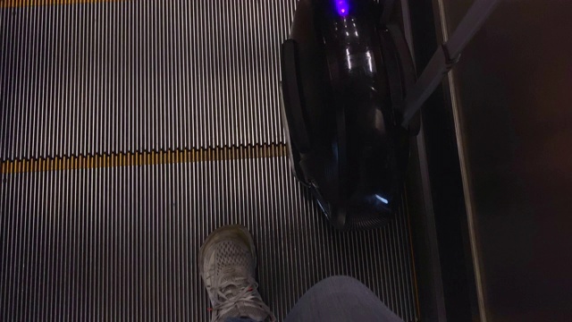 自动扶梯上的独轮车视频素材