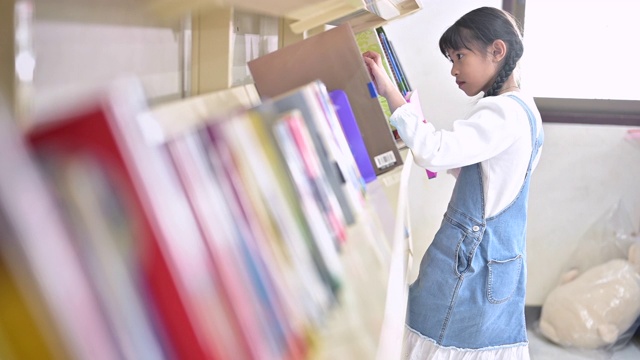 亚洲小女孩在学校图书馆看书和看书视频素材