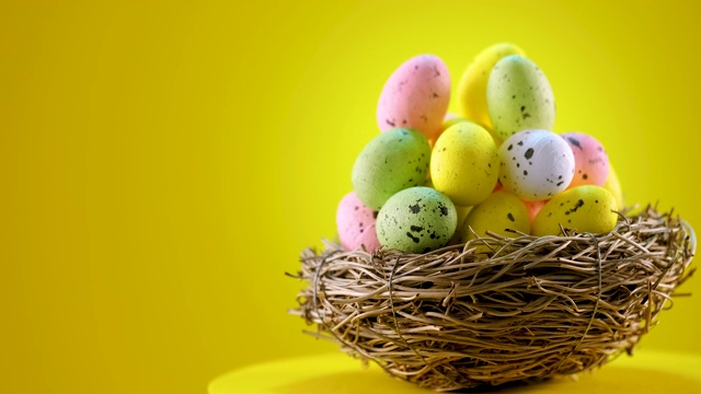 复活节彩蛋在黄色背景的巢视频素材