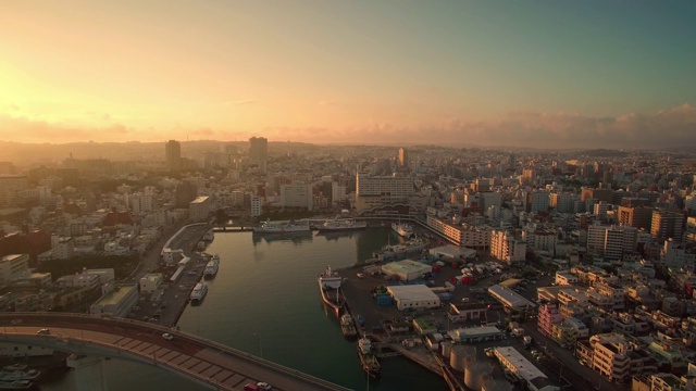 日本冲绳那霸市日出时的鸟瞰图，海景和托马里港视频素材
