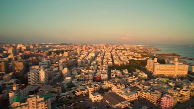 日本冲绳那霸市日出时的鸟瞰图，海景和托马里港视频素材