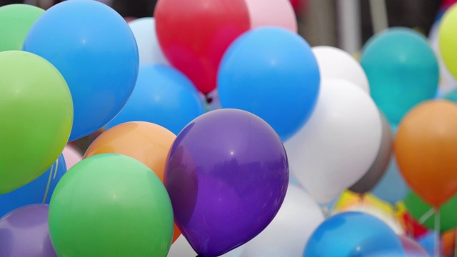 喜庆的彩色氦气球。视频素材