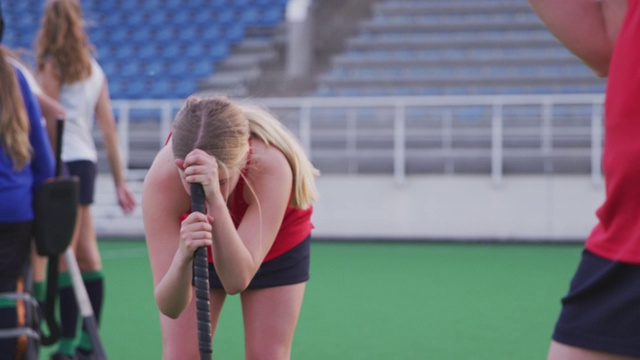 女子曲棍球运动员在比赛后伤心视频下载