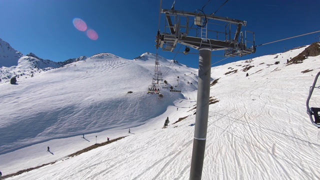 滑雪缆车的观点。阳光明媚的滑雪胜地。视频素材
