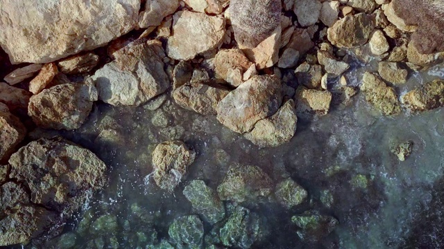 空中美丽的景色。海浪拍打着岸边的石头和卵石。Calpe西班牙视频素材