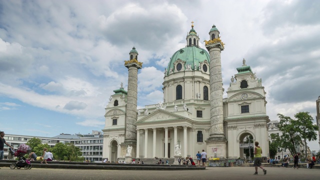 圣查尔斯教堂(Karlskirche)位于维也纳市中心，是一座18世纪的巴洛克风格教堂。视频下载