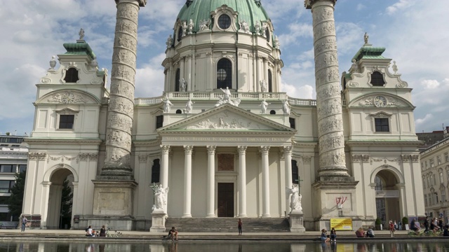 正面:圣查尔斯教堂(Karlskirche)，位于维也纳市中心的一座18世纪巴洛克风格的教堂。视频下载